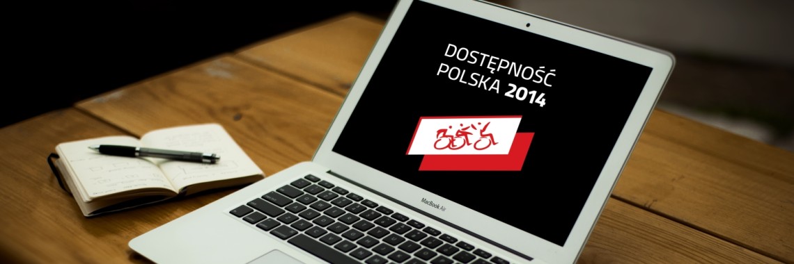 Laptop z wyświetlonym na monitorze logo konferencji „Dostępność Polska 2014”