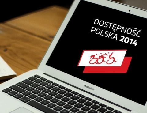 Laptop z wyświetlonym na monitorze logo konferencji „Dostępność Polska 2014”