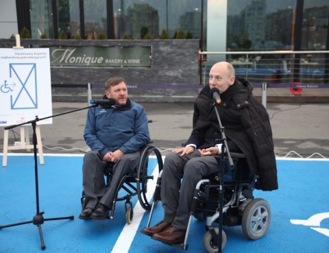 Piotr Pawłowski i poseł Sławomir Piechota podczas konferencji prasowej na parkingu Galerii Mokotów