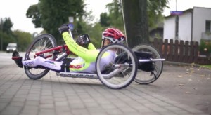 Rafał Wilk podczas jazdy na handbike'u