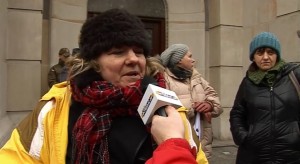 Jedna z matek podczas protestu rodziców dzieci z niepełnosprawnością przed Kancelarią Prezesa Rady Ministrów.