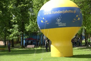 Balon z logo fundacji Lottto