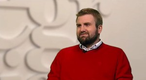 Jakub Dębski, specjalista ds. dostępności podczas rozmowy w studio