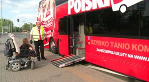 Bogusia Siedlecka korzysta z podjazdu w autokarze firmy PolskiBus