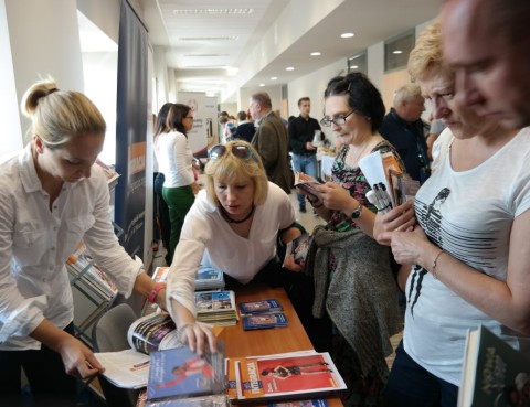 Goście kongresu przeglądający publikacje Integracji na jej stanowisku