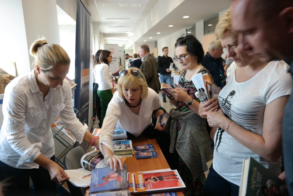 Goście kongresu przeglądający publikacje Integracji na jej stanowisku