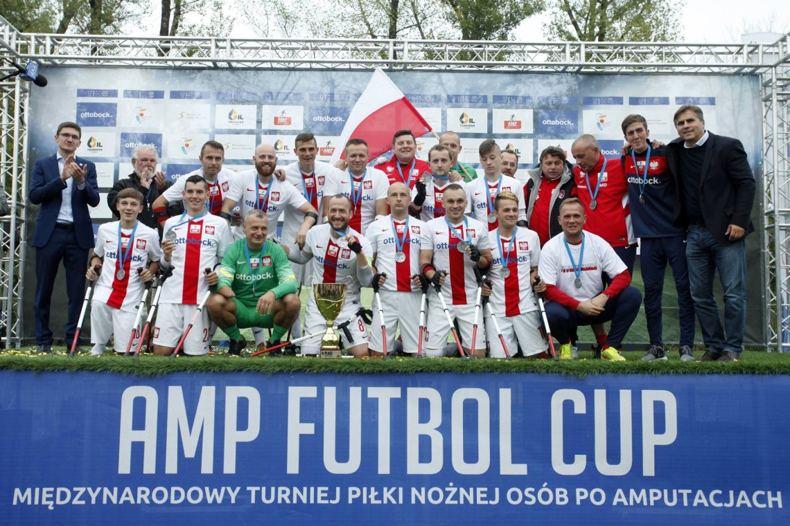 Reprezentacja Polski w amp futbolu podczas wręczenia pucharu za zajęcie II miejsca na turnieju Amp Futbol Cup 2015