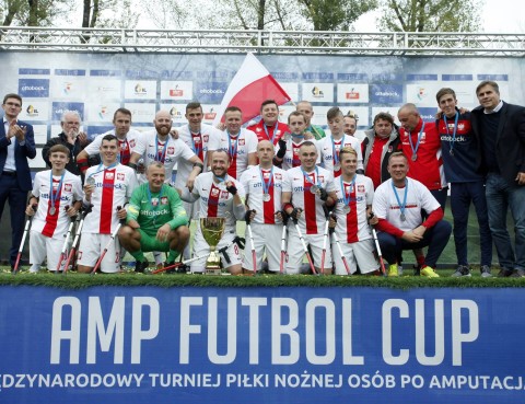 Reprezentacja Polski w amp futbolu podczas wręczenia pucharu za zajęcie II miejsca na turnieju Amp Futbol Cup 2015