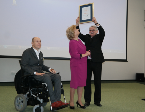 na zdjęciu od lewej: Piotr Pawłowski, prezes Integracji, prof. dr hab. med. Danuta Koradecka, dyrektor CIOP-PIB oraz triumfujący dr hab. inż. Wiktor M. Zawieska, prof. nadzw. CIOP-PIB, zastępca Dyrektora ds. Techniki i Wdrożeń