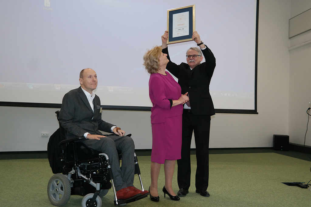 na zdjęciu od lewej: Piotr Pawłowski, prezes Integracji, prof. dr hab. med. Danuta Koradecka, dyrektor CIOP-PIB oraz triumfujący dr hab. inż. Wiktor M. Zawieska, prof. nadzw. CIOP-PIB, zastępca Dyrektora ds. Techniki i Wdrożeń