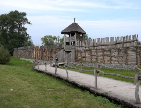 Brama wejściowa do osady w Biskupinie