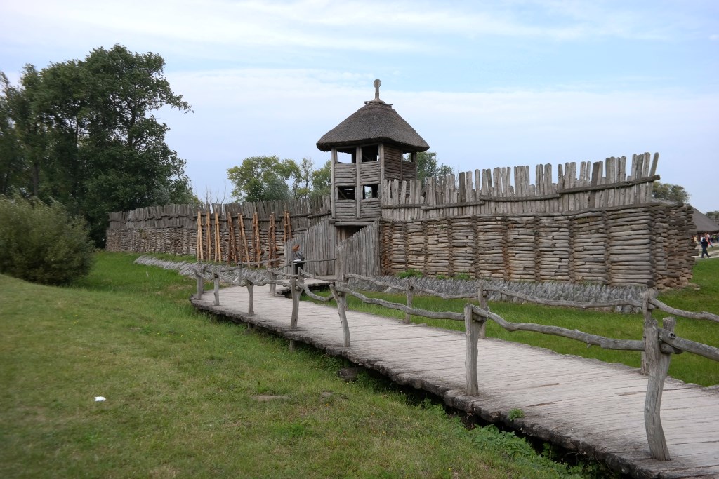 Brama wejściowa do osady w Biskupinie