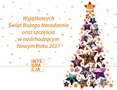 Choinka z wiszącymi na niej zdjęciami z wydarzeń Integracji oraz życzenia, które przeczytać można w treści artykułu