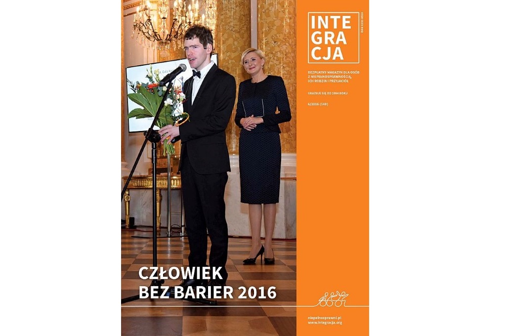 Okładka magazynu Integracja, a na niej Grzegorz Płonka, Człowiek bez barier 2016. Za nim stoi Agata Kornhauser-Duda, Małżonka Prezydenta RP