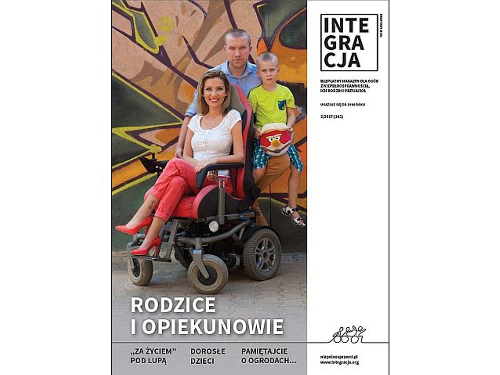 Okładka magazynu Integracja. Na zdjęciu Uśmiechnięta kobieta na wózku elektrycznym, za nią jej mąż i kilkuletni synek. Napis: Rodzice i Opiekunowie