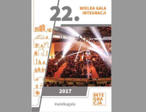 Napis 22. Wielka Gala Integracji i zdjęcie rozbawionej publiczności