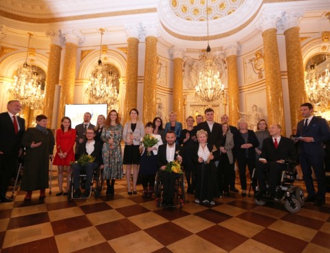 Wspólne zdjęcie laureatów 15. Konkursu Człowiek bez barier oraz oficjeli, wręczających i prowadzących Galę