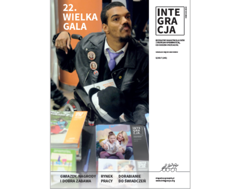 Okładka magazynu Integracja. Na okładce mężczyzna na wózku, przed nim leżą magazynu Integracja