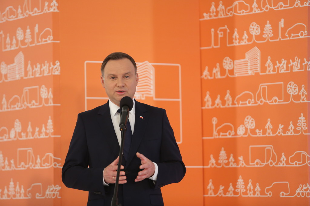 Prezydent Andrzej Duda przemawia do mikrofonu