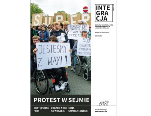 Okładka magazynu Integracja z głównym tytułem: Protest w Sejmie. Na zdjęciu manifestanci trzymają transparenty. Na pierwszym planie młody mężczyzna na wózku z transparentem: Jesteśmy z Wami!