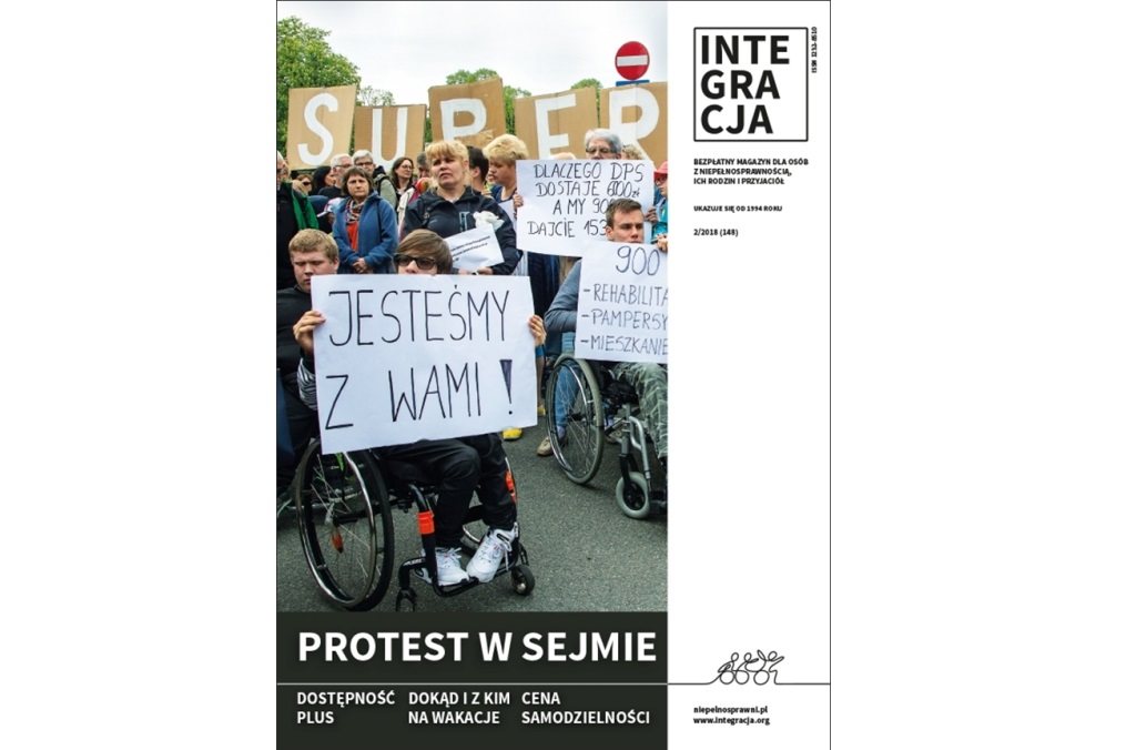 Okładka magazynu Integracja z głównym tytułem: Protest w Sejmie. Na zdjęciu manifestanci trzymają transparenty. Na pierwszym planie młody mężczyzna na wózku z transparentem: Jesteśmy z Wami!