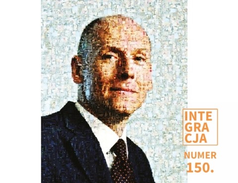 Piotr Pawłowski ze znaczkiem 150 numer magazynu Integracja